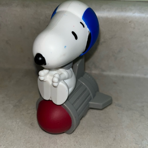 2018 MCDONALDS TOY COLLECTIBLE SNOOPY ON A SPACE ROCKET COLLECTORS - Picture 1 of 5